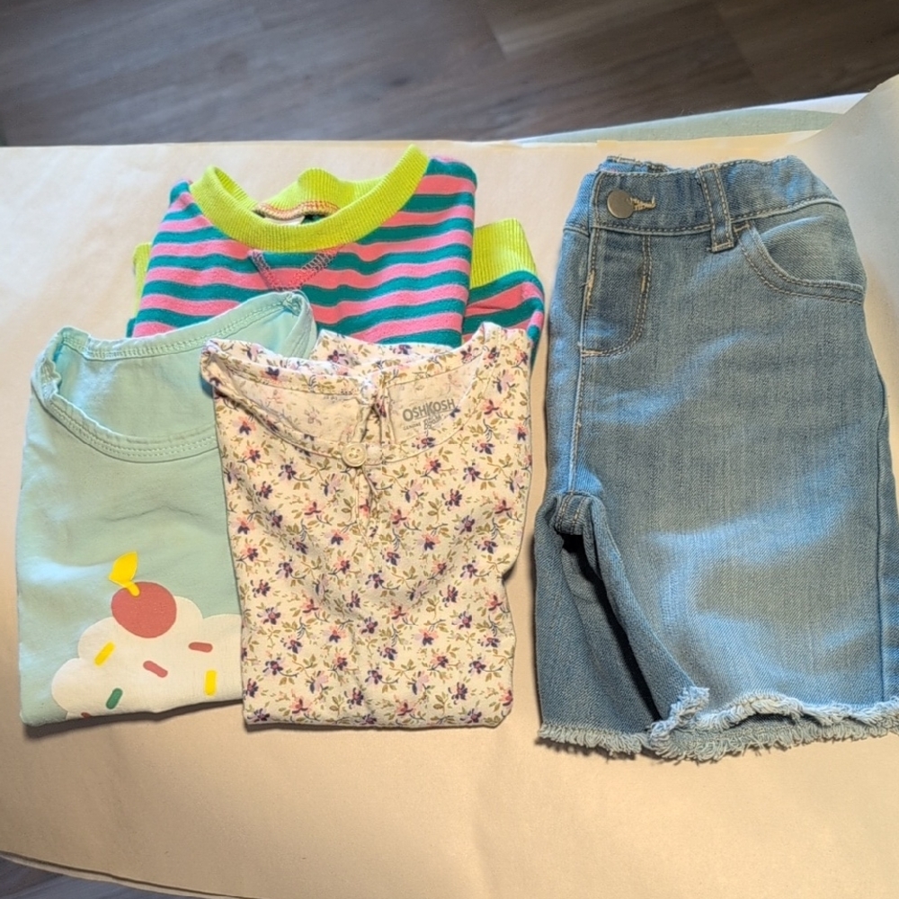 3T/4T Bundle. 1 Shorts, 2 Shirts, 1 Crewneck
